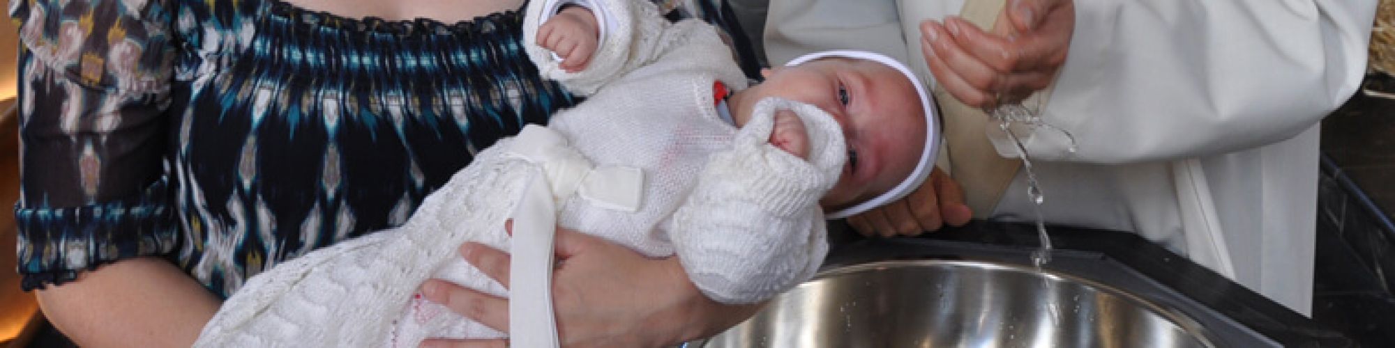 Ein Kind wird getauft